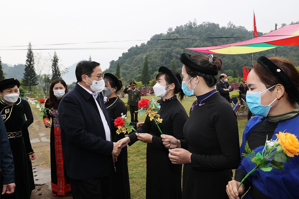 Thủ tướng Phạm Minh Chính với đồng bào các dân tộc tỉnh Cao Bằng. (Ảnh: Dương Giang/TTXVN)