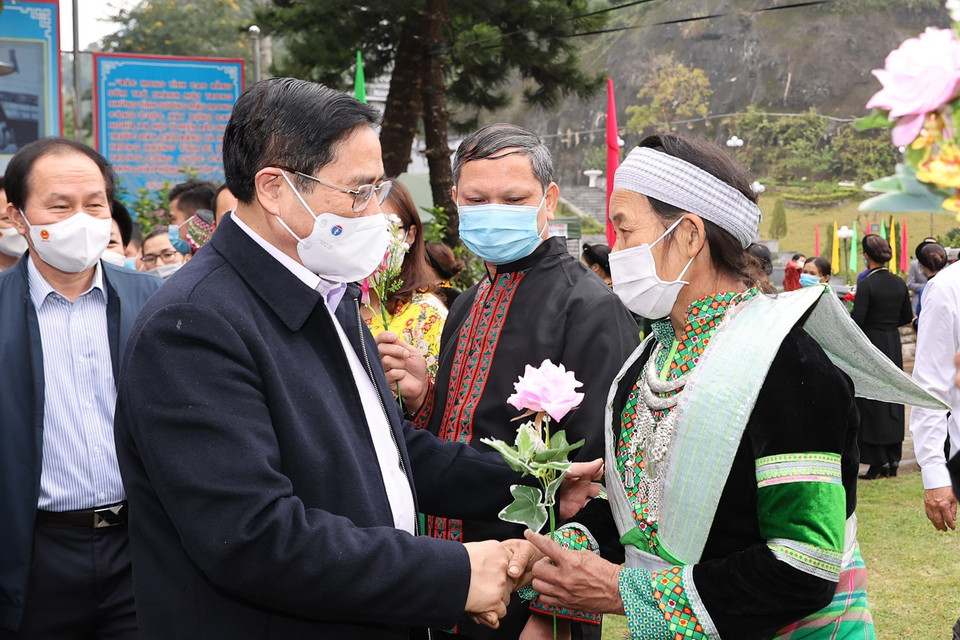 Thủ tướng Phạm Minh Chính với đồng bào các dân tộc tỉnh Cao Bằng. (Ảnh: Dương Giang/TTXVN)