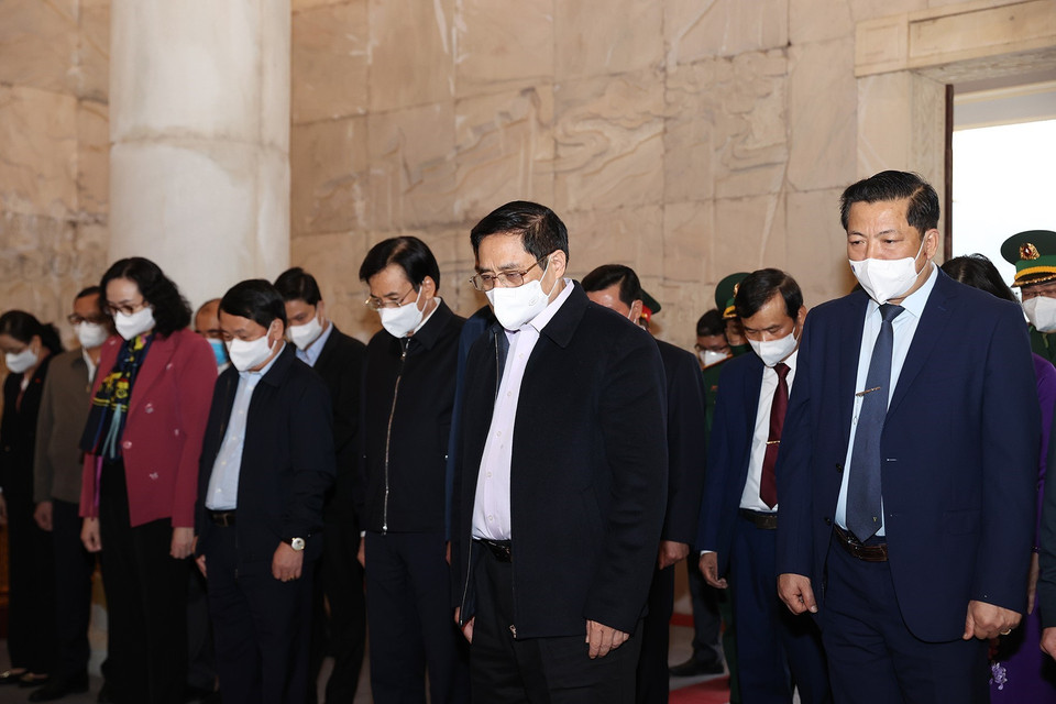 Thủ tướng Phạm Minh Chính dâng hương tưởng niệm Bác Hồ tại Khu Di tích Pác Bó. (Ảnh: Dương Giang/TTXVN)