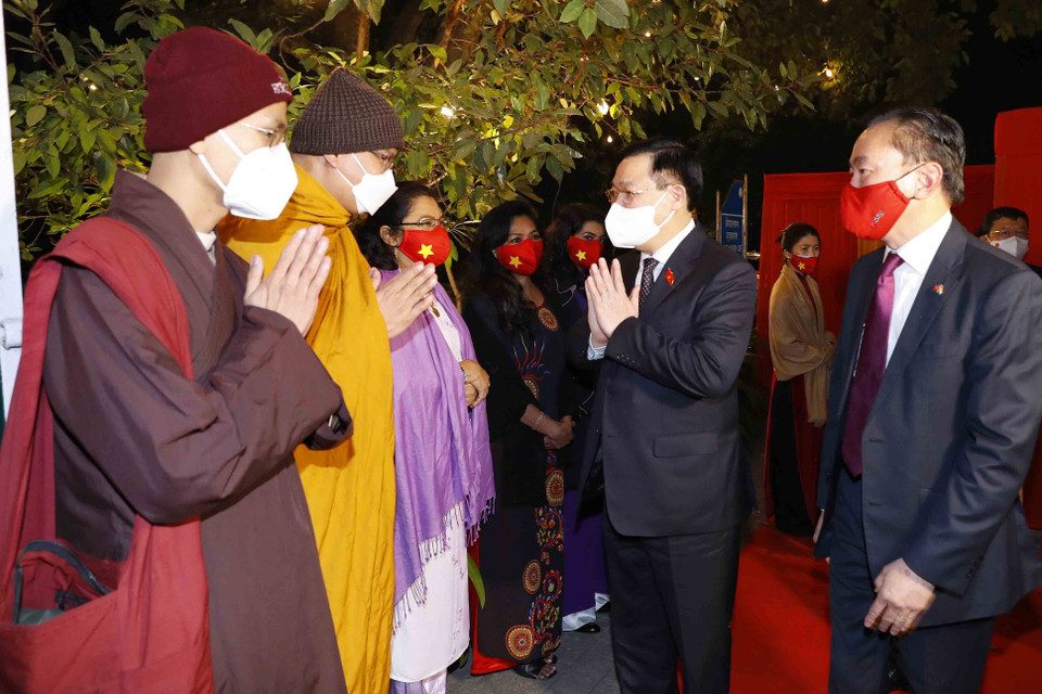 Chủ tịch Quốc hội Vương Đình Huệ gặp gỡ cán bộ, nhân viên Đại sứ quán Việt Nam tại Ấn Độ. (Ảnh: Doãn Tấn/TTXVN)