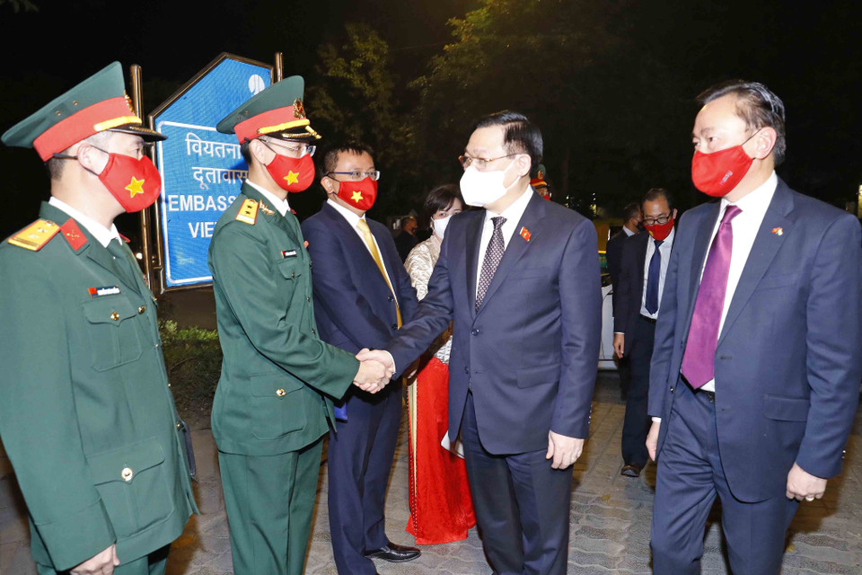 Chủ tịch Quốc hội Vương Đình Huệ gặp gỡ cán bộ, nhân viên Đại sứ quán Việt Nam tại Ấn Độ. (Ảnh: Doãn Tấn/TTXVN)