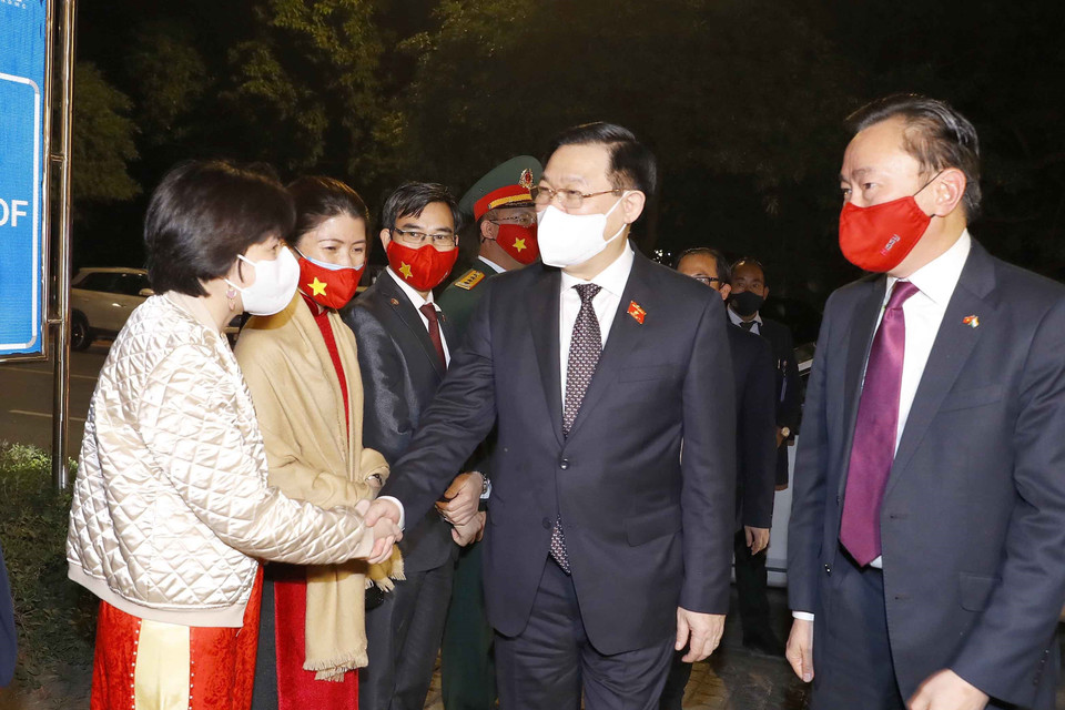 Chủ tịch Quốc hội gặp gỡ cán bộ, nhân viên Đại sứ quán Việt Nam tại Ấn Độ. (Ảnh: Doãn Tấn/TTXVN)