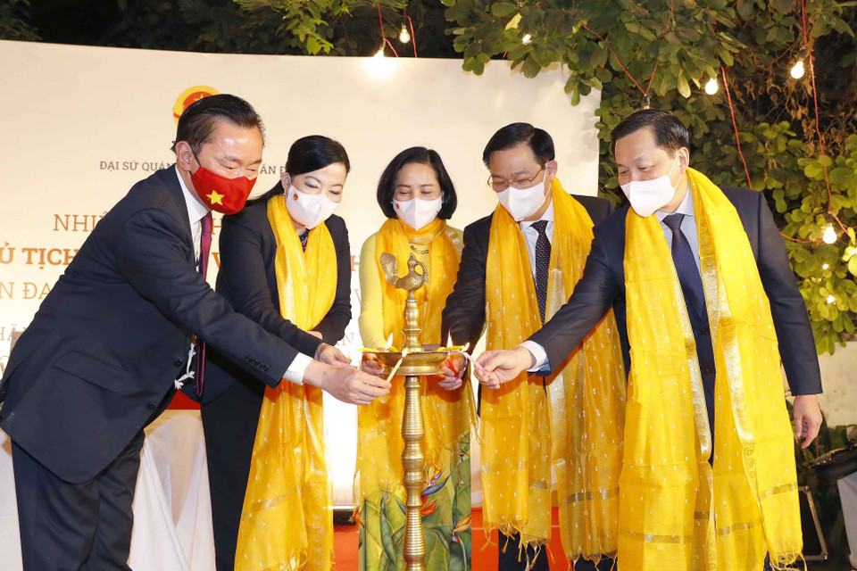 Chủ tịch Quốc hội Vương Đình Huệ và đại biểu cùng thắp nến. (Ảnh: Doãn Tấn/TTXVN)