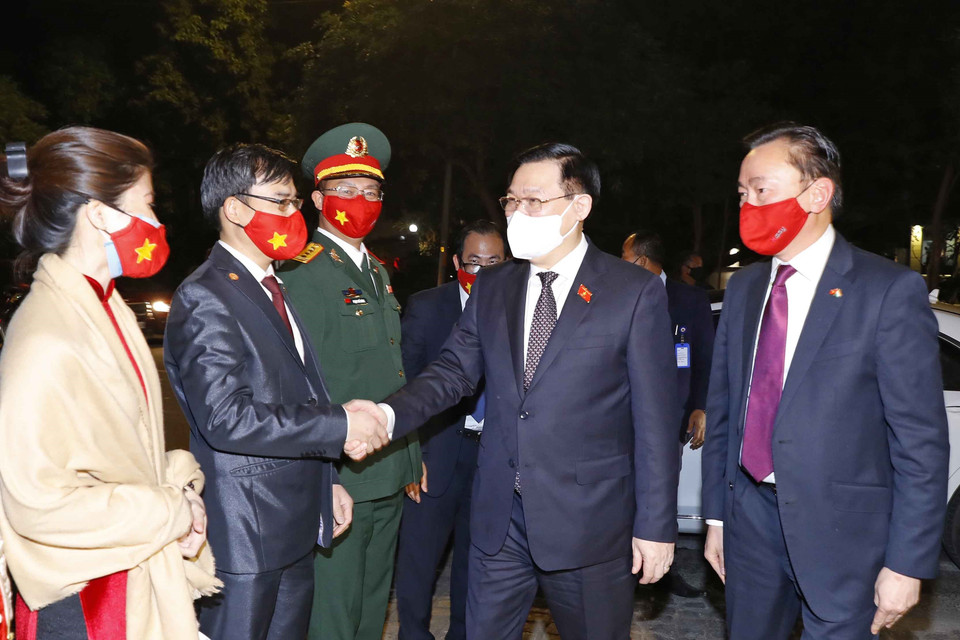 Chủ tịch Quốc hội Vương Đình Huệ gặp gỡ cán bộ, nhân viên Đại sứ quán Việt Nam tại Ấn Độ. (Ảnh: Doãn Tấn/TTXVN)