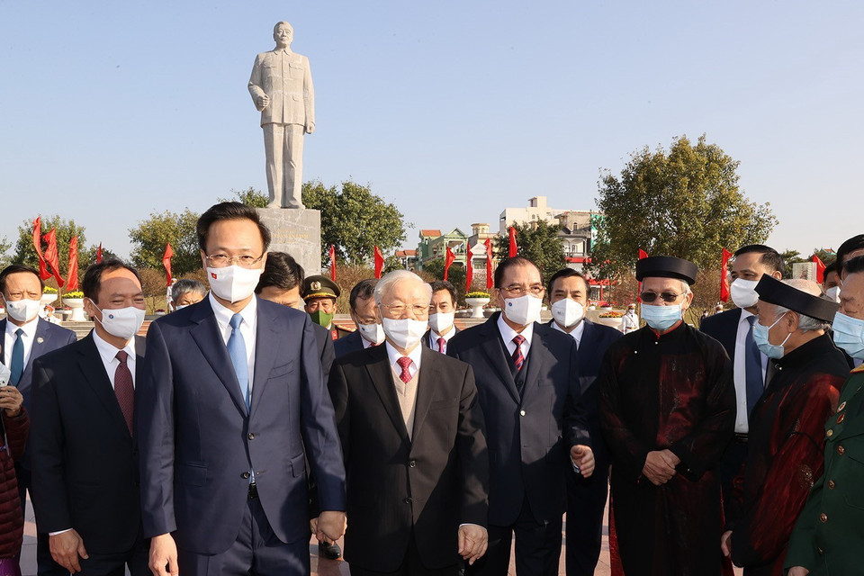 Tổng Bí thư Nguyễn Phú Trọng và các lãnh đạo, nguyên lãnh đạo Đảng, Nhà nước tại Tượng đài Tổng Bí thư Nguyễn Văn Linh ở thành phố Hưng Yên, tỉnh Hưng Yên. (Ảnh: Trí Dũng/TTXVN)