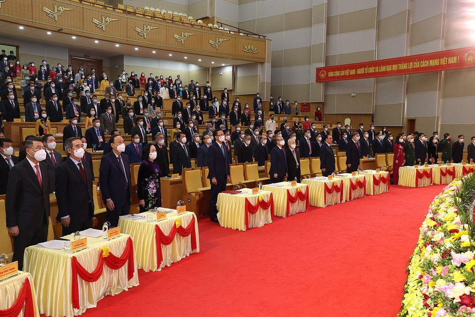Tổng Bí thư Nguyễn Phú Trọng cùng các lãnh đạo, nguyên lãnh đạo Đảng, Nhà nước và các đại biểu thực hiện nghi lễ chào cờ tại Lễ kỷ niệm. (Ảnh: Trí Dũng/TTXVN)