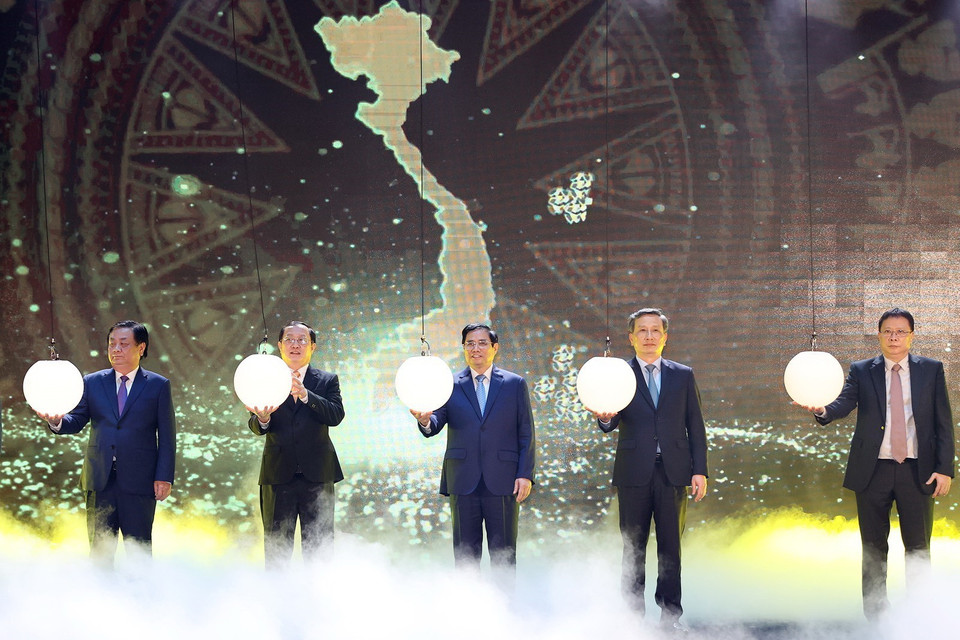 Thủ tướng Phạm Minh Chính và các đại biểu thực hiện nghi thức Dấu ấn Techfest-Whise 2021. (Ảnh: Dương Giang/TTXVN)