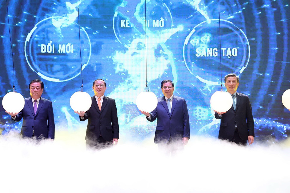 Thủ tướng Phạm Minh Chính và các đại biểu thực hiện nghi thức Dấu ấn Techfest-Whise 2021. (Ảnh: Dương Giang/TTXVN)