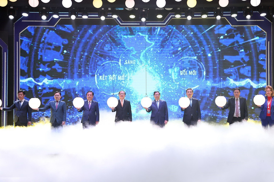 Thủ tướng Phạm Minh Chính và các đại biểu thực hiện nghi thức Dấu ấn Techfest-Whise 2021. (Ảnh: Dương Giang/TTXVN)