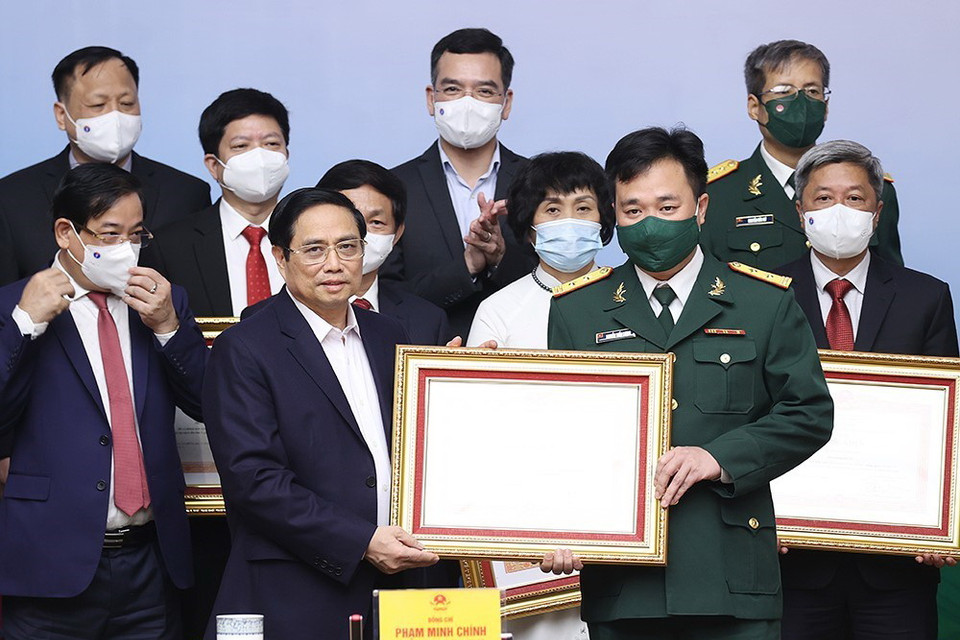 Thủ tướng Phạm Minh Chính trao Bằng khen cho các cá nhân tiêu biểu, xuất sắc trong công tác phòng, chống dịch COVID-19. (Ảnh: Dương Giang/TTXVN)
