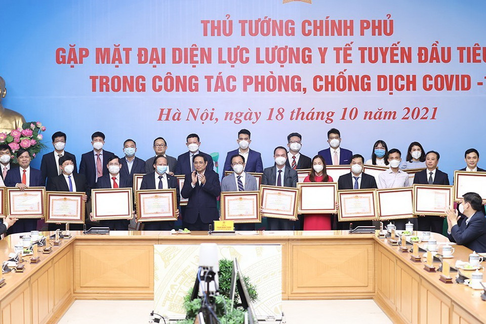 Thủ tướng Phạm Minh Chính trao Bằng khen cho các cá nhân tiêu biểu, xuất sắc trong công tác phòng, chống dịch COVID-19. (Ảnh: Dương Giang/TTXVN)
