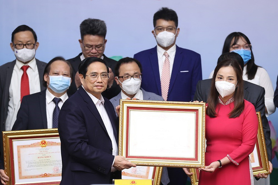 Thủ tướng Phạm Minh Chính trao Bằng khen cho các cá nhân tiêu biểu, xuất sắc trong công tác phòng, chống dịch COVID-19. (Ảnh: Dương Giang/TTXVN)