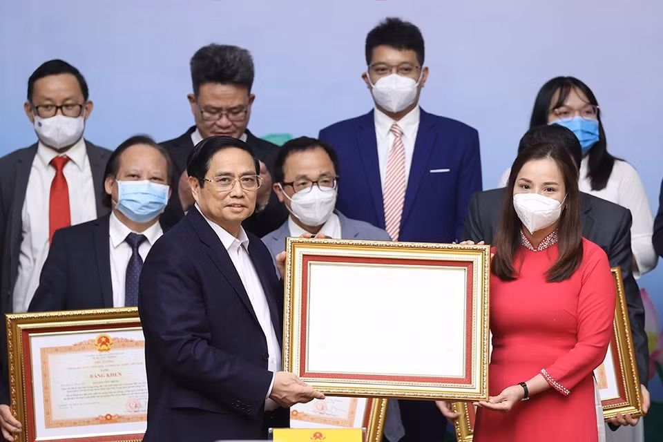 Thủ tướng Phạm Minh Chính trao Bằng khen cho các cá nhân tiêu biểu, xuất sắc trong công tác phòng, chống dịch COVID-19. (Ảnh: Dương Giang/TTXVN)