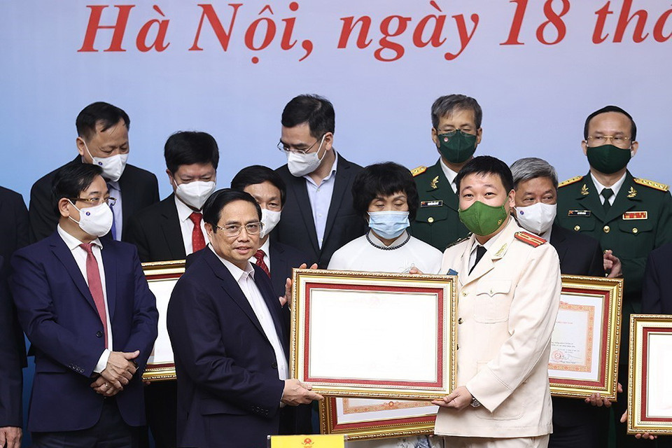 Thủ tướng Phạm Minh Chính trao Bằng khen cho các cá nhân tiêu biểu, xuất sắc trong công tác phòng, chống dịch COVID-19. (Ảnh: Dương Giang/TTXVN)