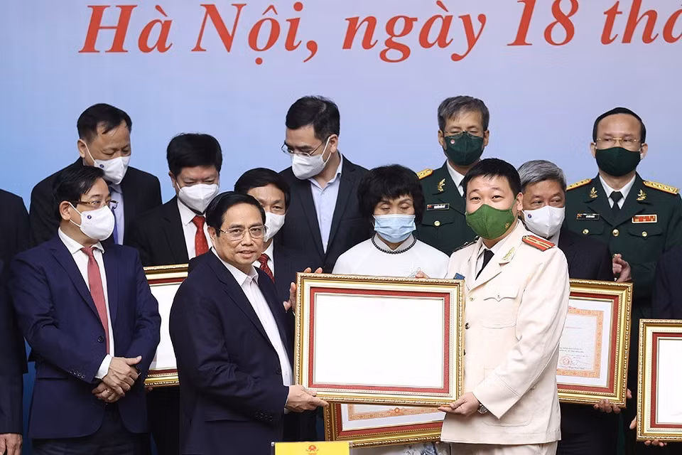 Thủ tướng Phạm Minh Chính trao Bằng khen cho các cá nhân tiêu biểu, xuất sắc trong công tác phòng, chống dịch COVID-19. (Ảnh: Dương Giang/TTXVN)