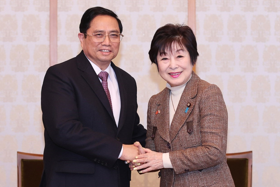 Thủ tướng Phạm Minh Chính và Chủ tịch Thượng viện Nhật Bản Santo Akiko chụp ảnh chung. (Ảnh: Dương Giang/TTXVN)