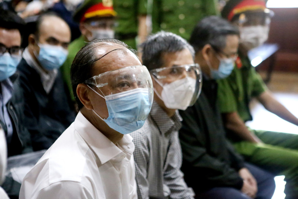 Bị cáo Lê Tấn Hùng (trái - nguyên Tổng giám đốc Tổng Công ty Nông nghiệp Sài Gòn) tại phiên tòa sáng 6/12. (Ảnh: Thành Chung/TTXVN)