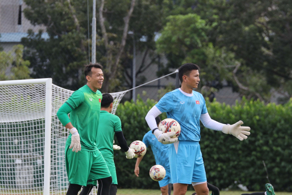 Thủ môn Bùi Tấn Trường (trái) và huấn luyện viên thủ môn Nguyễn Thế Anh. (Ảnh: TTXVN phát)