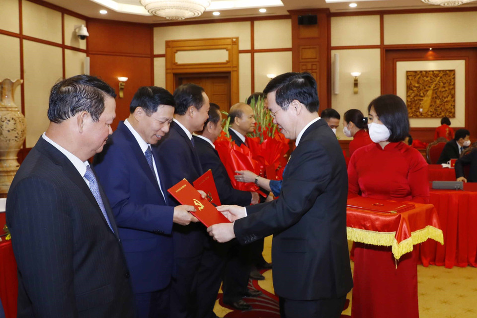 Ông Võ Văn Thưởng, Ủy viên Bộ Chính trị, Thường trực Ban Bí thư trao quyết định cho các Ủy viên Trung ương Đảng khóa XII nghỉ chế độ. (Ảnh: Phương Hoa/TTXVN)