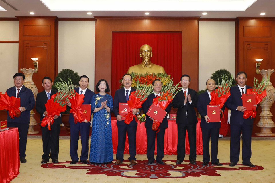 Ông Võ Văn Thưởng, Ủy viên Bộ Chính trị, Thường trực Ban Bí thư và bà Trương Thị Mai, Uỷ viên Bộ Chính trị, Bí thư Trung ương Đảng, Trưởng Ban Tổ chức Trung ương trao quyết định cho các Ủy viên Trung ương Đảng khóa XII nghỉ chế độ. (Ảnh: Phương Hoa/TTXVN)