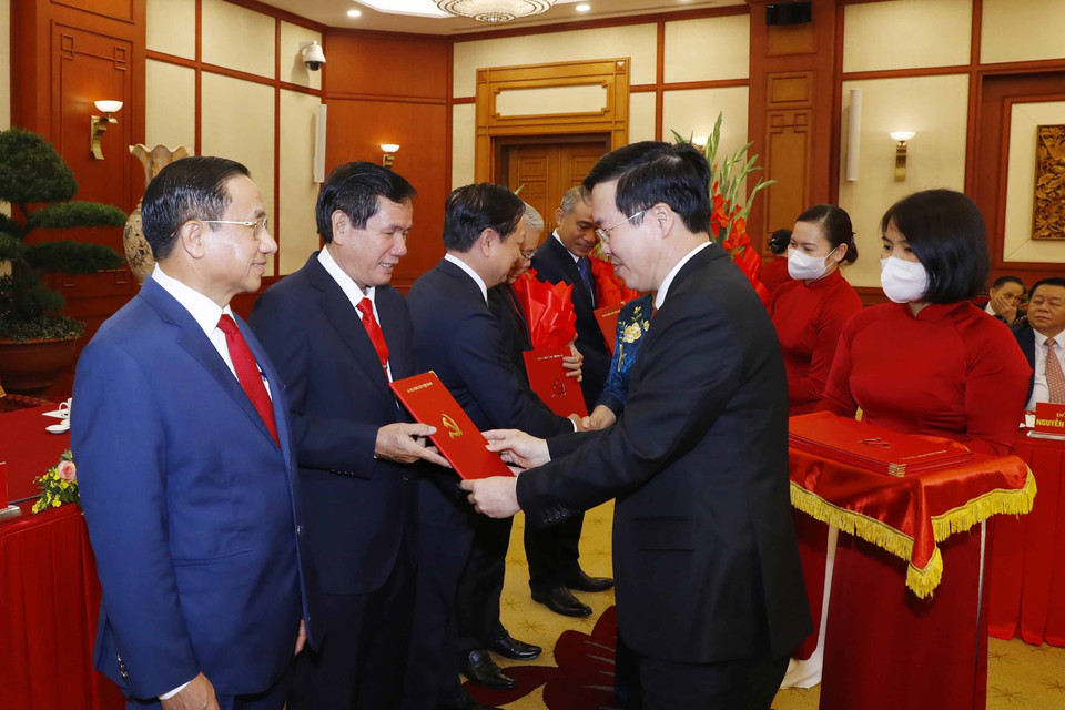 Ông Võ Văn Thưởng, Ủy viên Bộ Chính trị, Thường trực Ban Bí thư trao quyết định cho các Ủy viên Trung ương Đảng khóa XII nghỉ chế độ. (Ảnh: Phương Hoa/TTXVN)