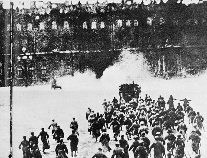 21 giờ 40 phút ngày 7/11/2017, sau pháo lệnh của chiến hạm Rạng Đông, quân khởi nghĩa, gồm các đơn vị Cận vệ Đỏ của công nhân Petrograd, binh sỹ cách mạng và thủy thủ Hạm đội Baltic tiến công Cung điện Mùa Ðông - nơi cố thủ cuối cùng của Chính phủ lâm thời. Tới 2 giờ 10 phút rạng sáng 8/11, Cung điện mùa Ðông bị chiếm, các bộ trưởng trong Chính phủ lâm thời bị bắt giữ; Thủ tướng A. Kerensky trốn chạy ra nước ngoài. (Ảnh: Tư liệu TTXVN)