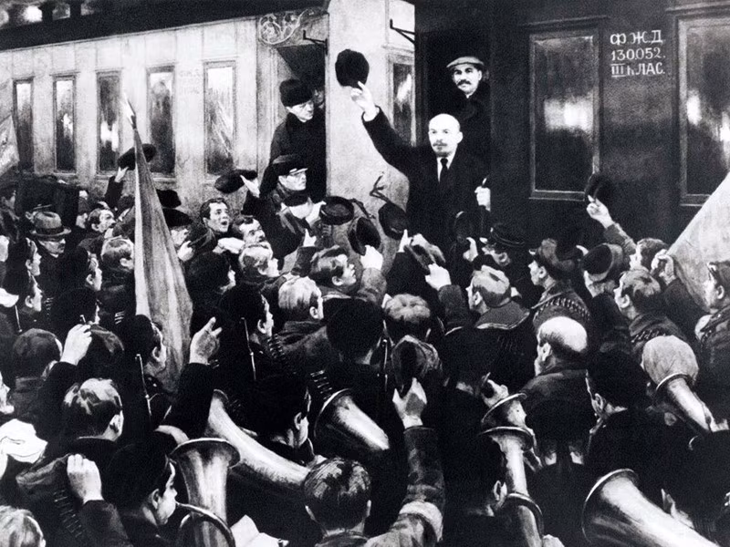 Ngày 16/4/1917 (3/4 theo lịch Nga cũ), V.I.Lenin từ Phần Lan trở về Nga để lãnh đạo phong trào cách mạng. Hàng vạn quần chúng đã tổ chức tuần hành, míttinh để chào đón người con ưu tú của nước Nga tại nhà ga Phần Lan ở thành phố Petrograd (trong ảnh). (Ảnh: Tư liệu TTXVN)