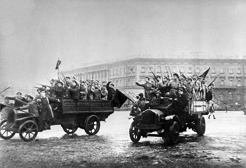 Thủy thủ và binh lính vũ trang dồn dập kéo về Cung điện Mùa Đông ở Petrograd trong những ngày Cách mạng Tháng Mười năm 1917. (Ảnh: Tư liệu TTXVN)