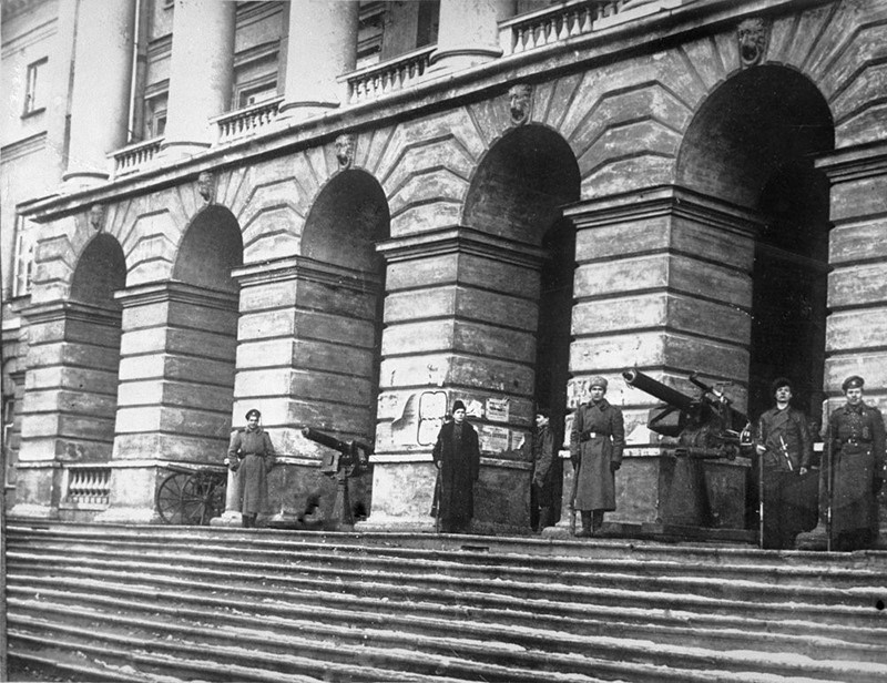 Lực lượng Cận vệ Đỏ bảo vệ Điện Smolny, nơi V.I.Lenin và các đồng chí trong Đảng Bolshevik chỉ huy cuộc Cách mạng tháng Mười ở Petrograd năm 1917. (Ảnh: Tư liệu TTXVN)