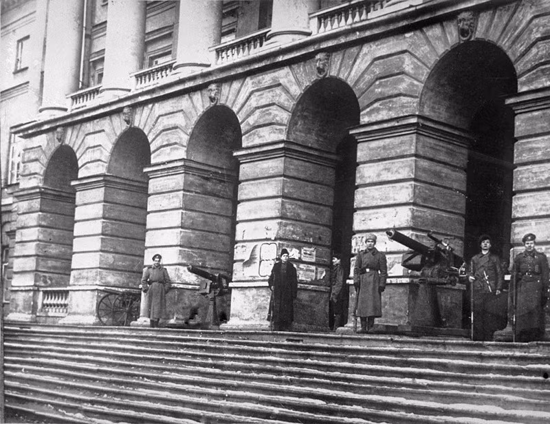 Lực lượng Cận vệ Đỏ bảo vệ Điện Smolny, nơi V.I.Lenin và các đồng chí trong Đảng Bolshevik chỉ huy cuộc Cách mạng tháng Mười ở Petrograd năm 1917. (Ảnh: Tư liệu TTXVN)