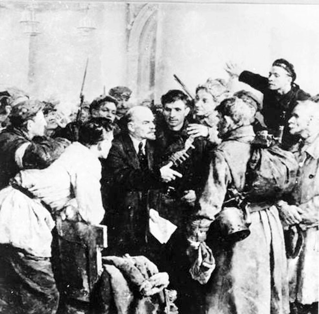 Chiều tối 6/11/1917 (24/10 theo lịch Nga cũ), V.I.Lenin đến Điện Smolny, trực tiếp chỉ đạo cuộc khởi nghĩa vũ trang nhằm lật đổ Chính phủ tư sản lâm thời và thiết lập chính quyền Xôviết. Ðêm 6/11 (24/10), khởi nghĩa vũ trang bắt đầu nổ ra ở Thủ đô Petrograd. (Ảnh: Tư liệu TTXVN)
