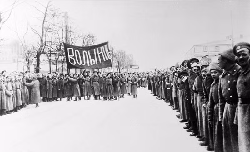 Tháng 2/1917 (theo lịch Nga cũ), chống lại lệnh của Sa hoàng đàn áp phong trào biểu tình, binh lính của Trung đoàn Bảo vệ cuộc sống Volynsky đã đứng về phía V.I.Lenin và đảng Bolshevik trong cuộc Cách mạng tháng Hai - tiền đề quan trọng dẫn tới của cuộc Cách mạng Tháng Mười. (Ảnh: Tư liệu TTXVN)