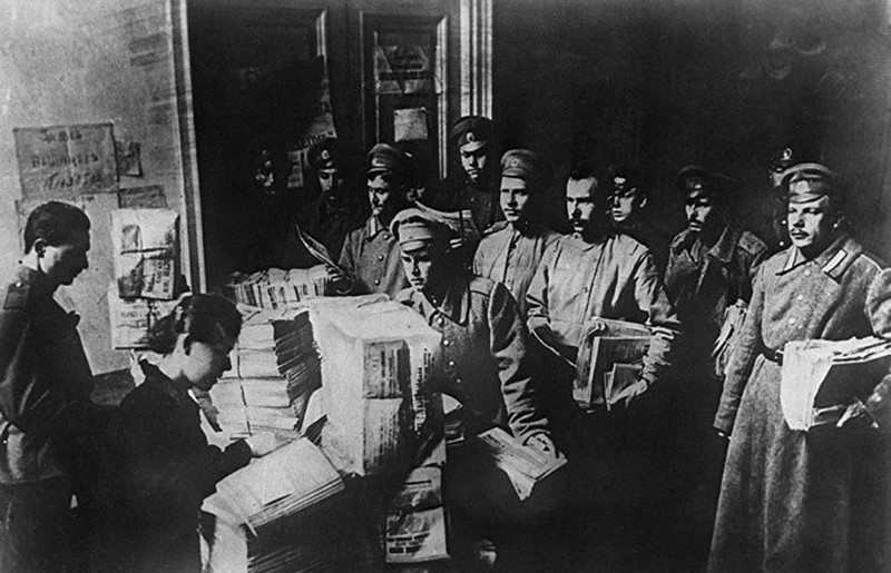 Những tờ báo Bolshevik được phân phát rộng rãi tới các đơn vị quân đội tại thành phố Petrograd năm 1917 trong những ngày Cách mạng Tháng Mười. (Ảnh: Tư liệu TTXVN)