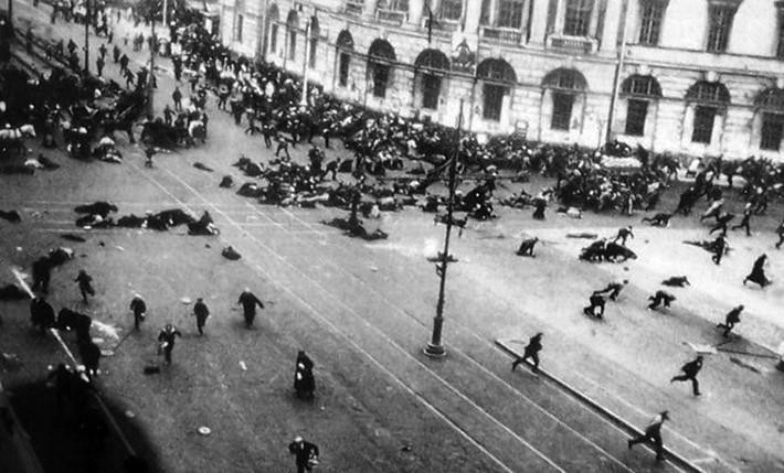 Cách mạng Tháng Hai nổ ra từ 3/3-16/3/1917 (18/2-3/3 theo lịch Nga cũ) đập tan ách áp bức bóc lột của chủ nghĩa tư bản và chế độ phong kiến tồn tại lâu đời ở nước Nga, lập được Xôviết và chính quyền tư sản - tiền đề quan trọng dẫn tới cuộc Cách mạng Tháng Mười. Trong ảnh: Những người biểu tình trên ngã tư Đại lộ Nevsky và đường Sadovay ở Petrograd bỏ chạy khi quân đội Chính phủ tư sản lâm thời nã đạn vào giữa đám đông dân chúng. (Ảnh: Tư liệu TTXVN)