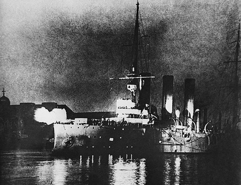 Tuần dương hạm Rạng Đông - chiến hạm đã khai hỏa pháo để làm tín hiệu cho cuộc tấn công của Cận vệ Đỏ và binh sỹ trung thành với Xôviết vào Cung điện Mùa Đông vào lúc 21h40 ngày 7/11/1917 (25/10 theo lịch Nga cũ). (Ảnh: Tư liệu TTXVN)