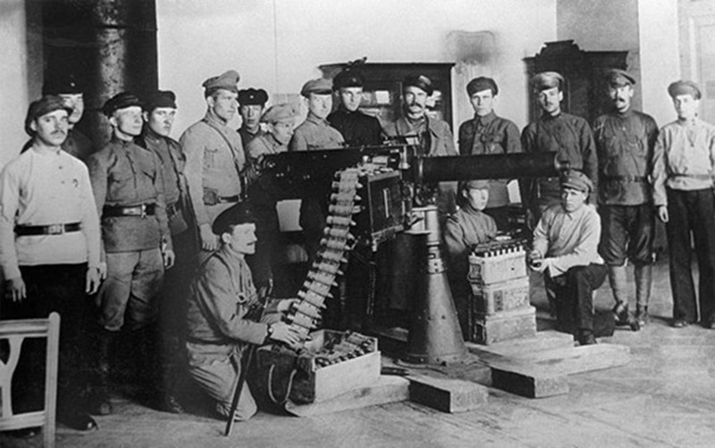 Cận vệ Đỏ - lực lượng vũ trang nòng cốt của Đảng Bolshevik trong Cách mạng Tháng Mười luyện tập bắn súng tại Cung điện Smolny ở Petrograd. (Ảnh: Tư liệu TTXVN)