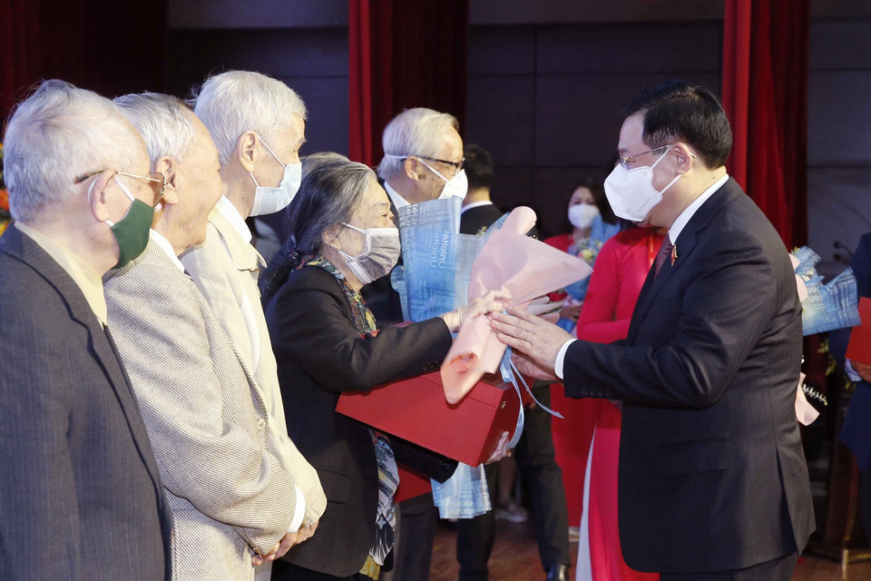 Chủ tịch Quốc hội Vương Đình Huệ tặng hoa, quà tri ân các thầy, cô của Trường Đại học Y Hà Nội. (Ảnh: Doãn Tấn/TTXVN)