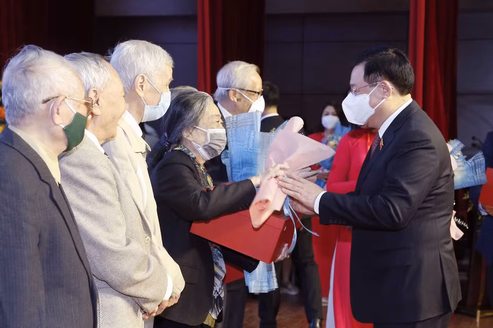 Chủ tịch Quốc hội Vương Đình Huệ tặng hoa, quà tri ân các thầy, cô của Trường Đại học Y Hà Nội. (Ảnh: Doãn Tấn/TTXVN)