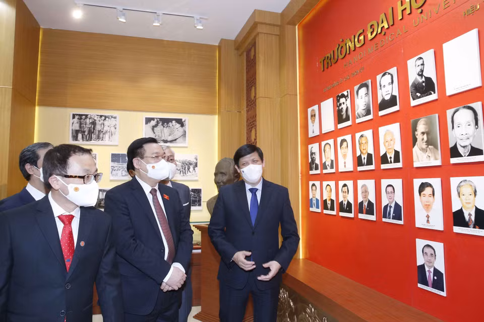Chủ tịch Quốc hội Vương Đình Huệ thăm Phòng truyền thống của Trường Đại học Y Hà Nội. (Ảnh: Doãn Tấn/TTXVN)
