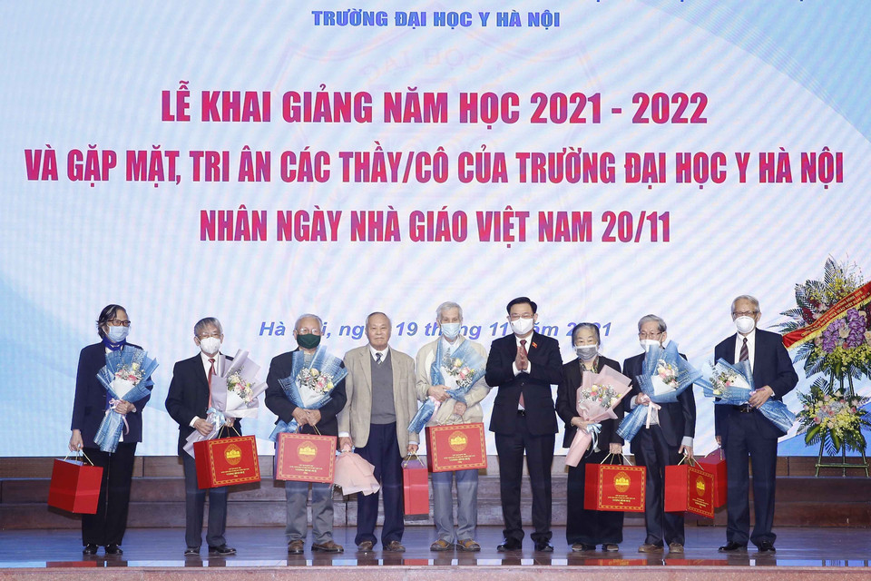 Chiều 19/11, Chủ tịch Quốc hội Vương Đình Huệ đến dự Lễ khai giảng năm học 2021-2022 và gặp mặt, tri ân các thầy, cô của Trường Đại học Y Hà Nội nhân Ngày Nhà giáo Việt Nam. (Ảnh: Doãn Tấn/TTXVN)