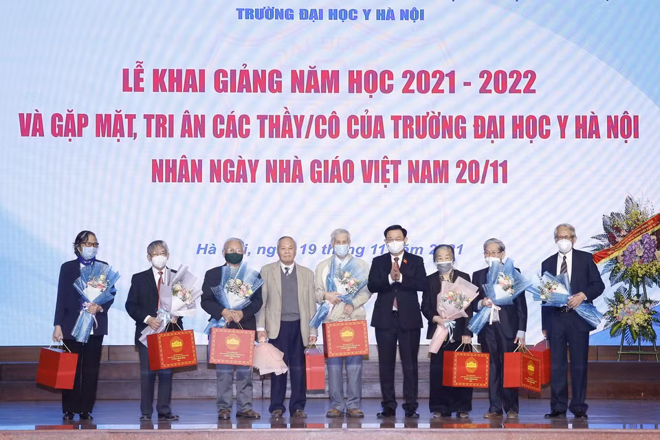 Chiều 19/11, Chủ tịch Quốc hội Vương Đình Huệ đến dự Lễ khai giảng năm học 2021-2022 và gặp mặt, tri ân các thầy, cô của Trường Đại học Y Hà Nội nhân Ngày Nhà giáo Việt Nam. (Ảnh: Doãn Tấn/TTXVN)