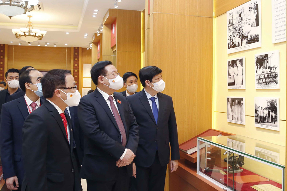 Chủ tịch Quốc hội Vương Đình Huệ thăm Phòng truyền thống của Trường Đại học Y Hà Nội. (Ảnh: Doãn Tấn/TTXVN)