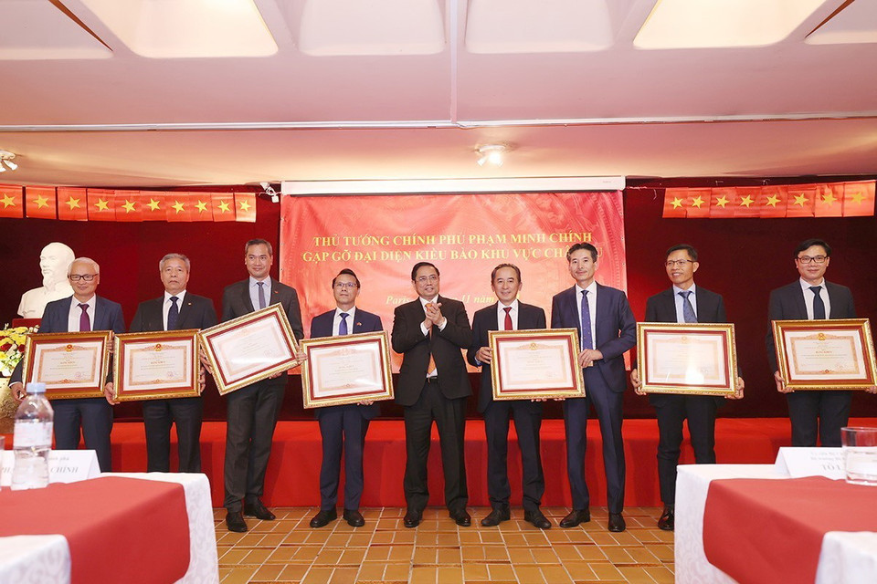 Thủ tướng Phạm Minh Chính tặng Bằng khen cho các kiều bào có thành tích trong công tác phòng, chống dịch. (Ảnh: Dương Giang/TTXVN)