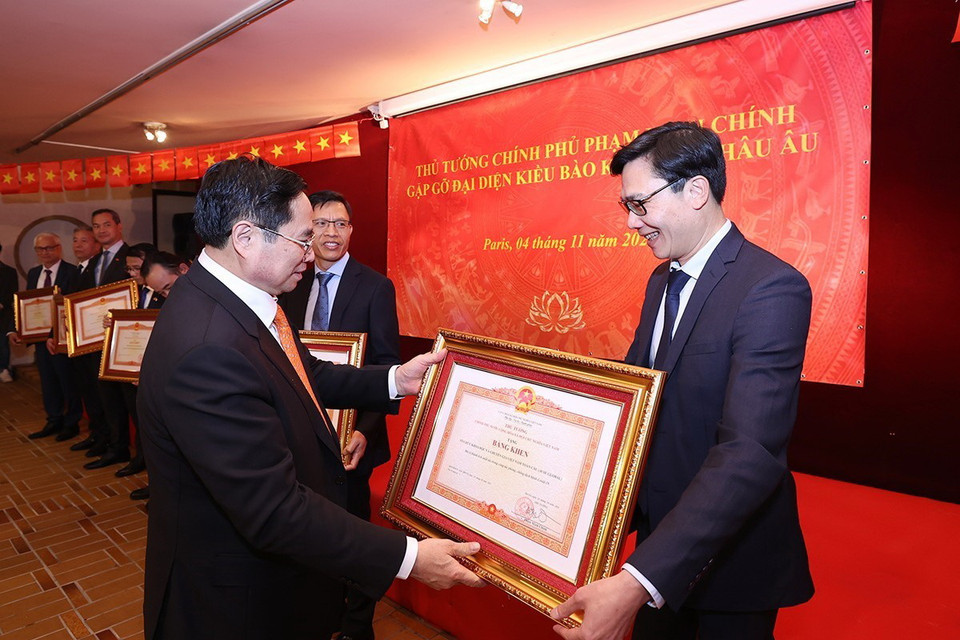 Thủ tướng Phạm Minh Chính tặng Bằng khen cho các kiều bào có thành tích trong công tác phòng, chống dịch. (Ảnh: Dương Giang/TTXVN)