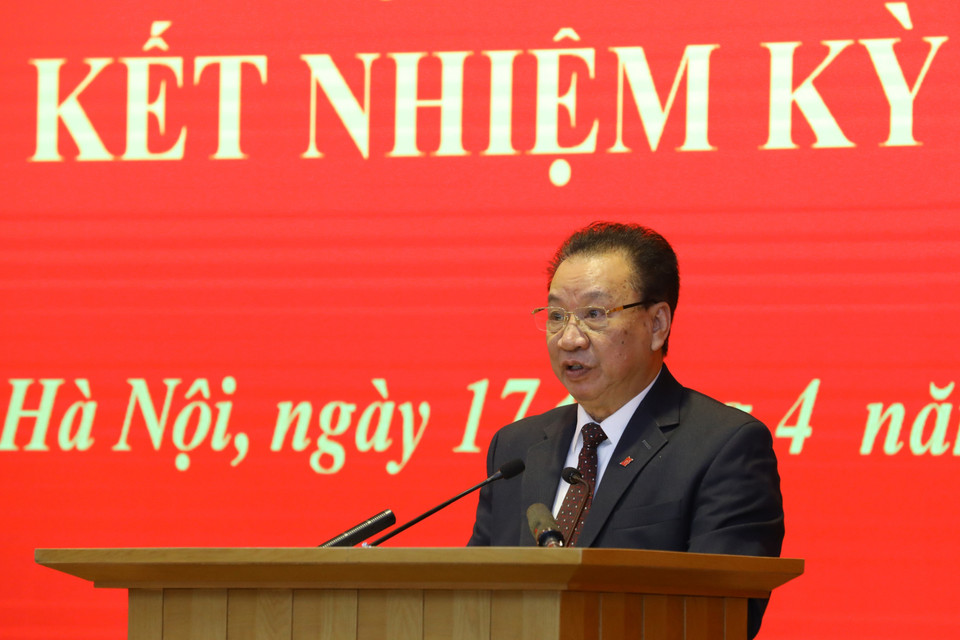 Đồng chí Phùng Hữu Phú, Phó Chủ tịch Thường trực Hội đồng Lý luận Trung ương Báo cáo tại hội nghị. (Ảnh: Văn Điệp/TTXVN)