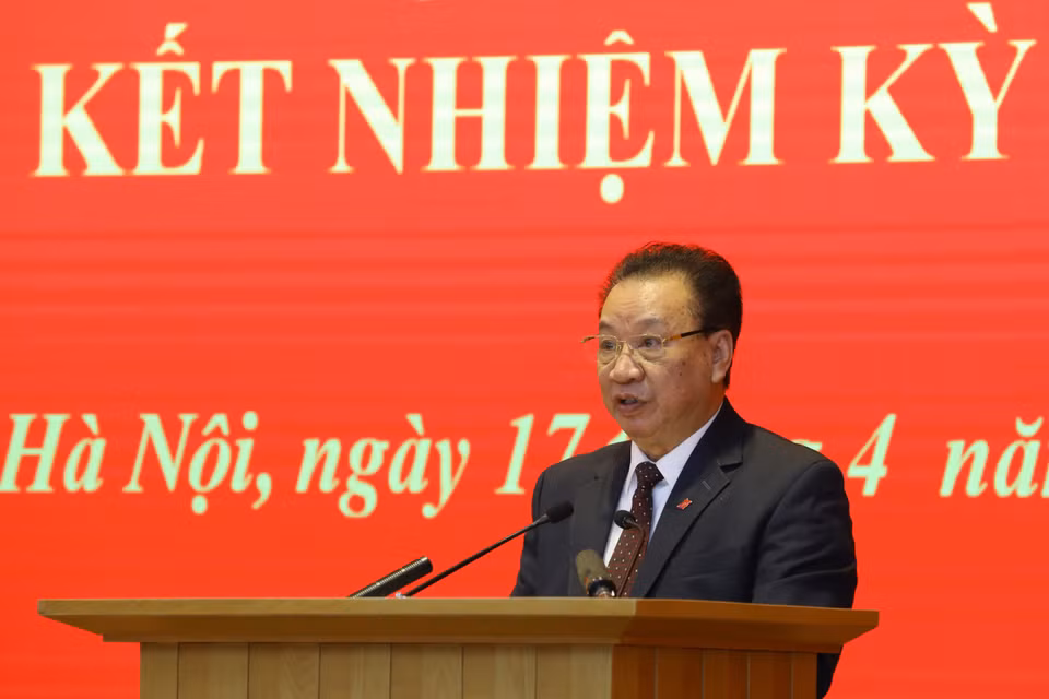 Đồng chí Phùng Hữu Phú, Phó Chủ tịch Thường trực Hội đồng Lý luận Trung ương Báo cáo tại hội nghị. (Ảnh: Văn Điệp/TTXVN)