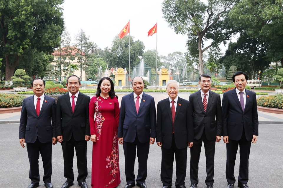 Tổng Bí thư Nguyễn Phú Trọng và Chủ tịch nước Nguyễn Xuân Phúc cùng các đồng chí lãnh đạo Đảng, Nhà nước dự Lễ bàn giao. (Ảnh: Trí Dũng/TTXVN)