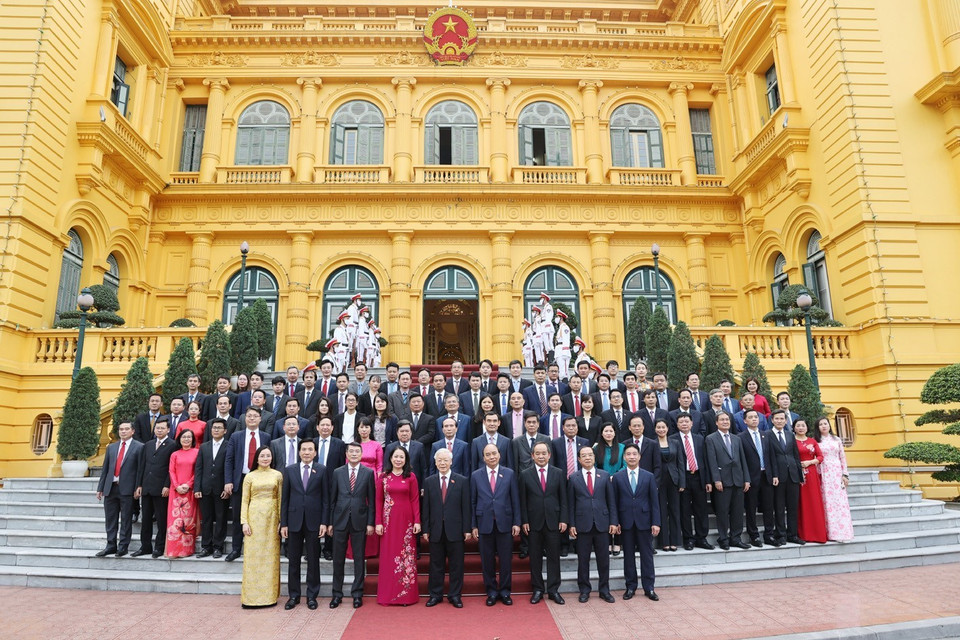 Tổng Bí thư Nguyễn Phú Trọng và Chủ tịch nước Nguyễn Xuân Phúc cùng các đồng chí lãnh đạo Đảng, Nhà nước chụp ảnh chung với cán bộ, công chức, viên chức và người lao động Văn phòng Chủ tịch nước. (Ảnh: Trí Dũng/TTXVN)