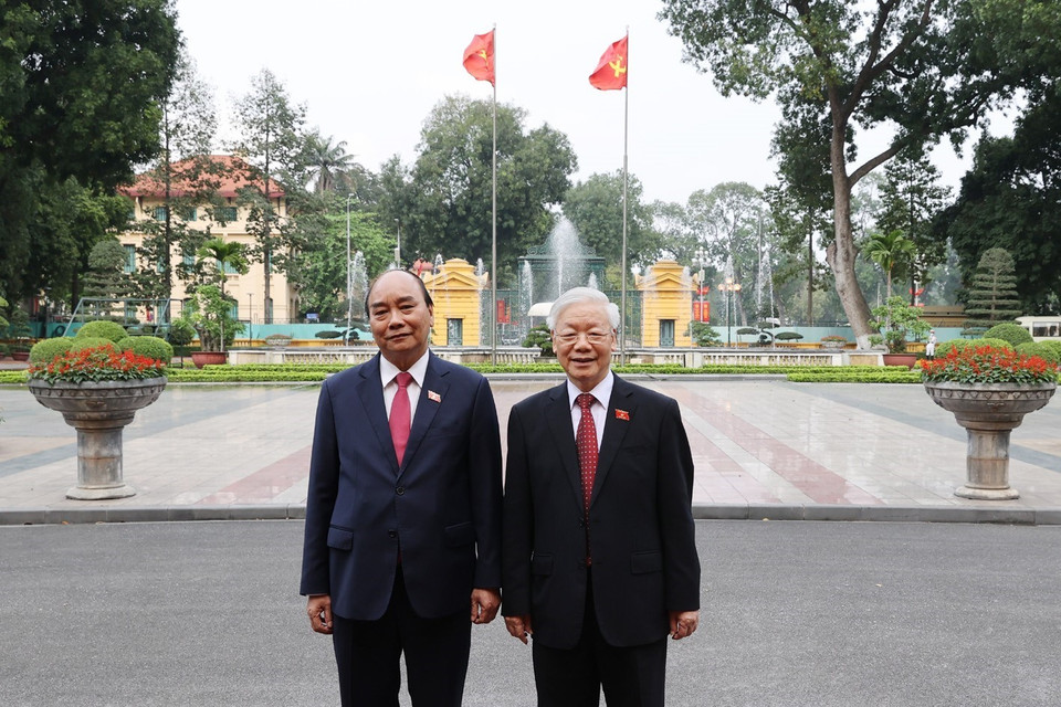 Tổng Bí thư Nguyễn Phú Trọng và Chủ tịch nước Nguyễn Xuân Phúc dự Lễ bàn giao. (Ảnh: Trí Dũng/TTXVN)