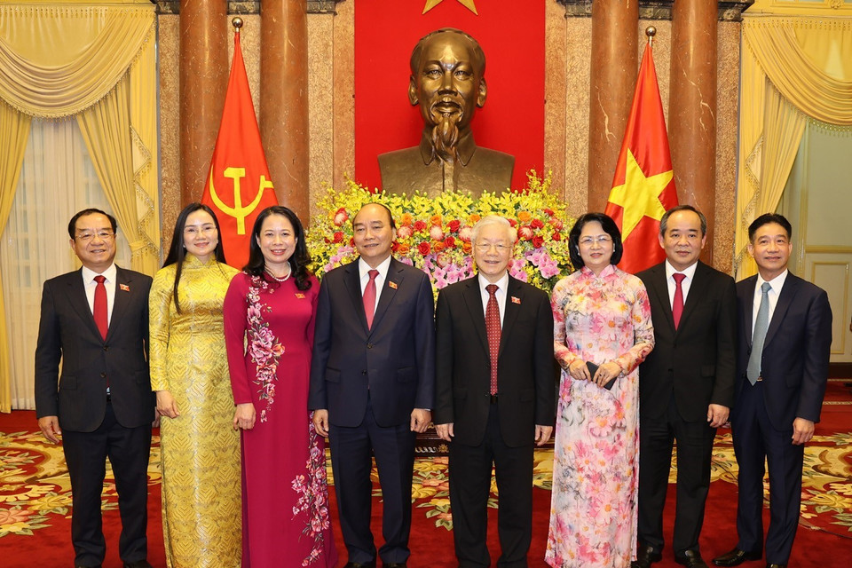 Tổng Bí thư Nguyễn Phú Trọng và Chủ tịch nước Nguyễn Xuân Phúc cùng các đồng chí lãnh đạo và nguyên lãnh đạo Đảng, Nhà nước dự Lễ bàn giao. (Ảnh: Trí Dũng/TTXVN)